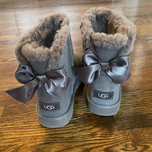 UGG mini Bailey Bow glimmer faux fur lined boots - Picture 2 of 5